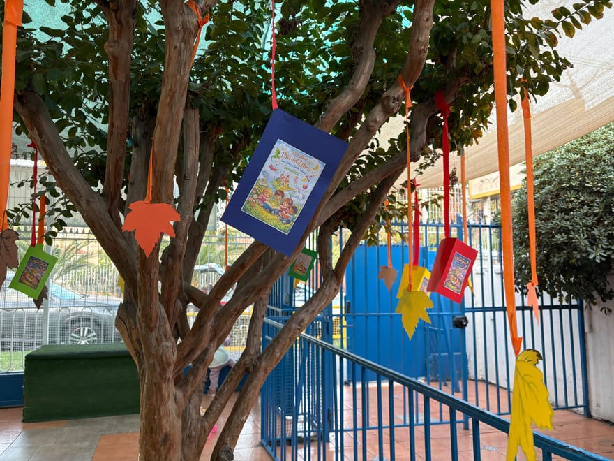 Actividad del Día del Libro en el patio de Semillita