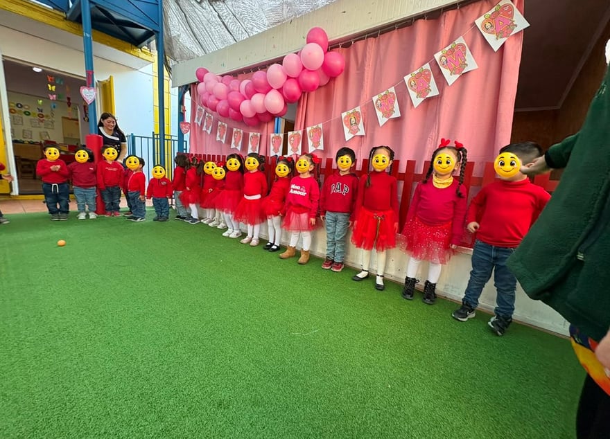 Niños y niñas en una celebración dedicada a las mamás