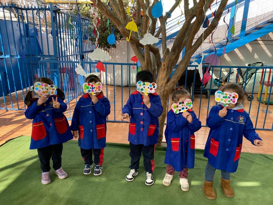 Niños y niñas celebrando su día en el jardín