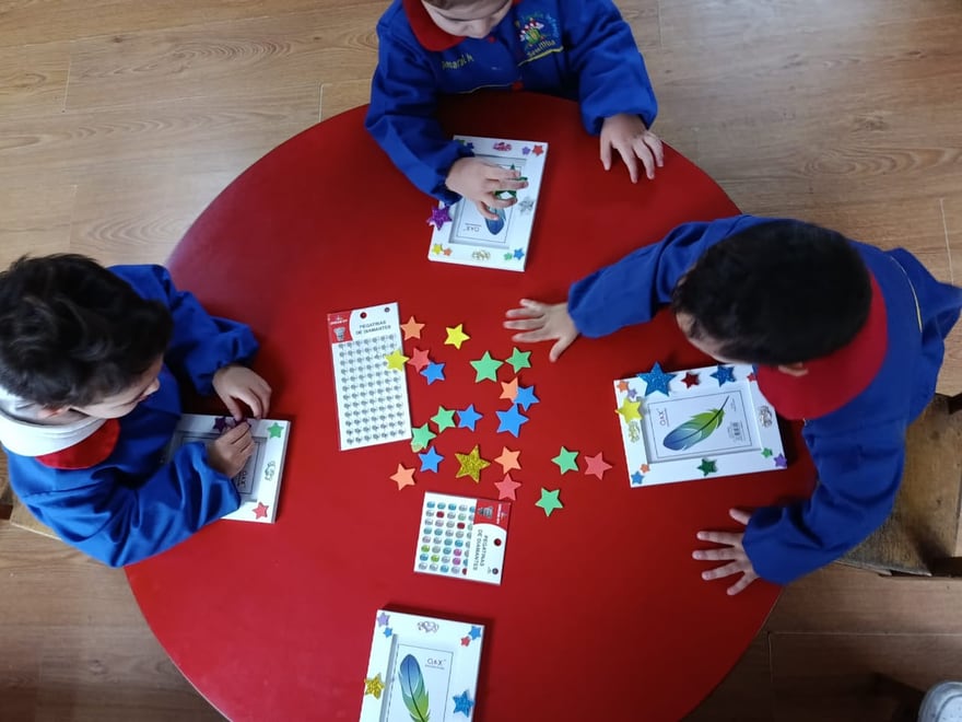 Niños y niñas realizando una actividad del Día del Papá