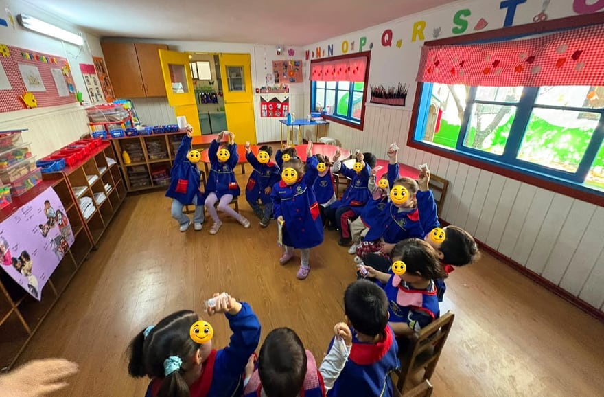 Niños y niñas participando en la disertación La Familia