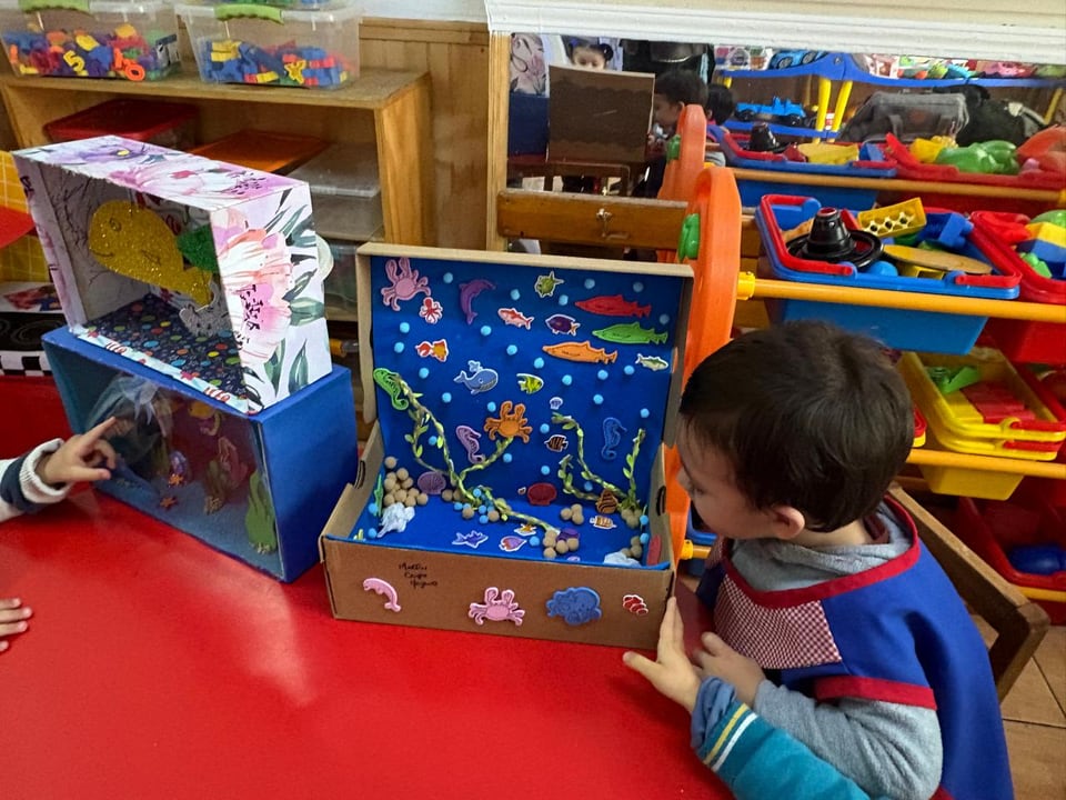 Niños y niñas participando en una experiencia educativa de aula