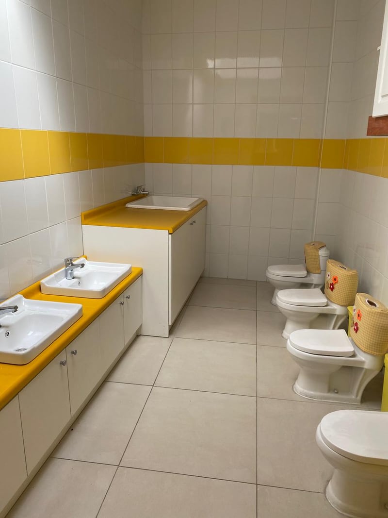 Baño infantil con lavamanos y mobiliario a escala