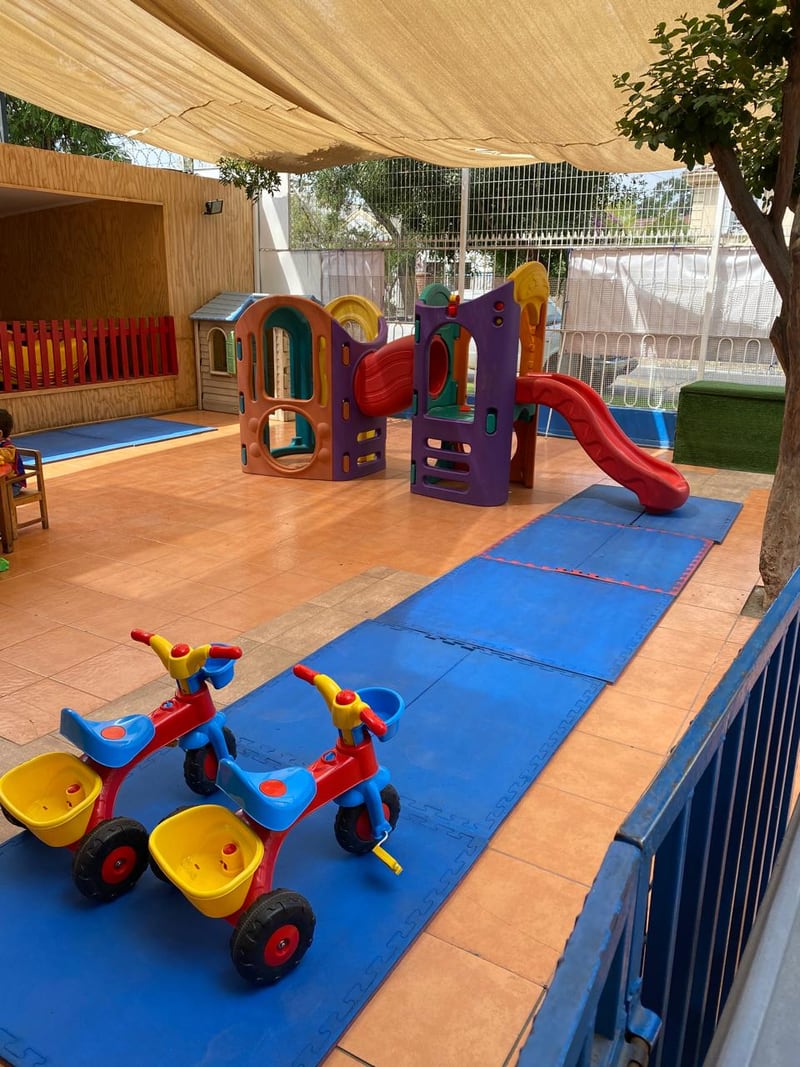 Patio con juegos infantiles de Semillita