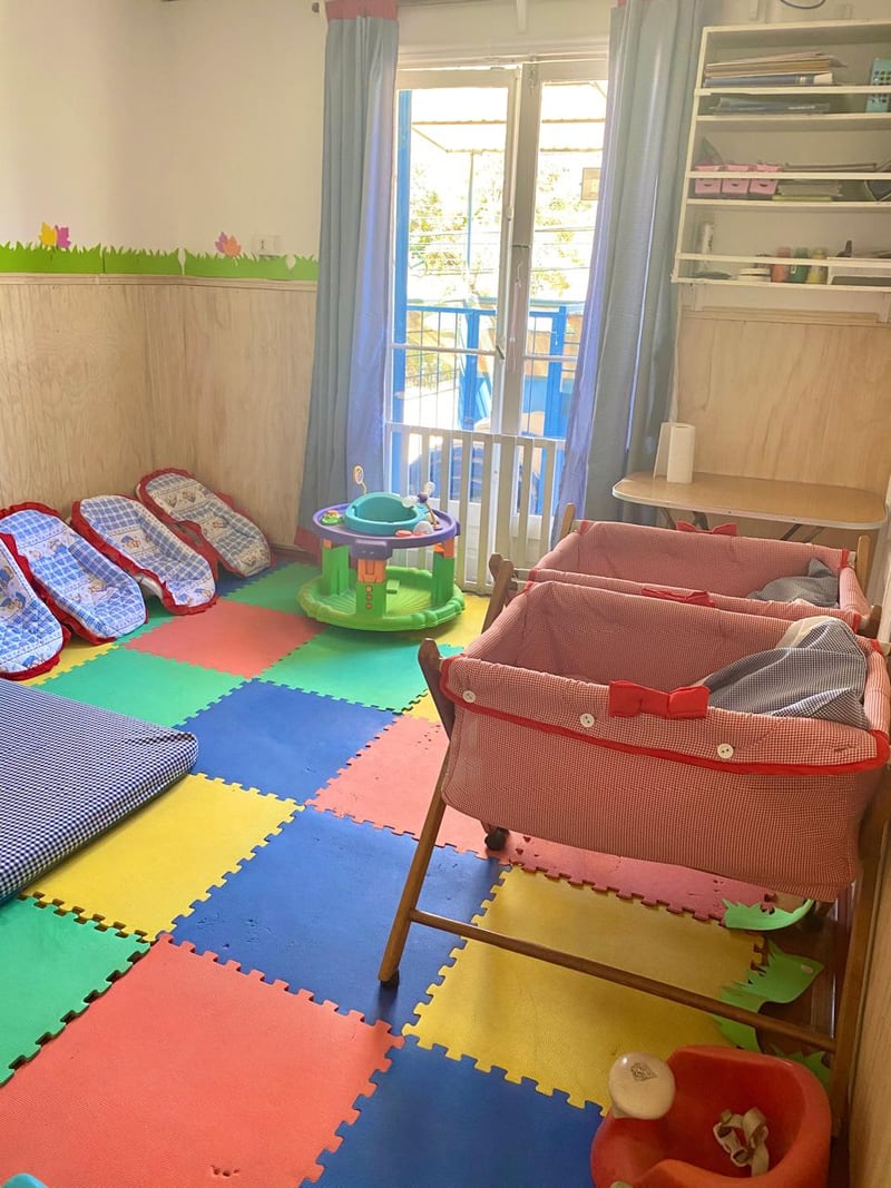 Sala con espacios de juego y descanso infantil