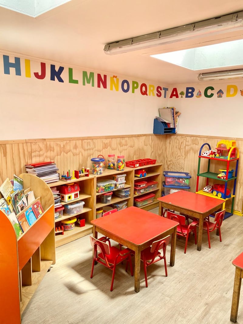 Sala luminosa con materiales didácticos organizados